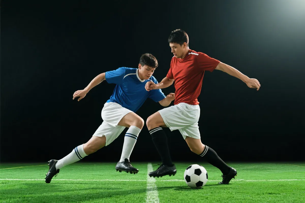 足球运动员在赛场拼搏